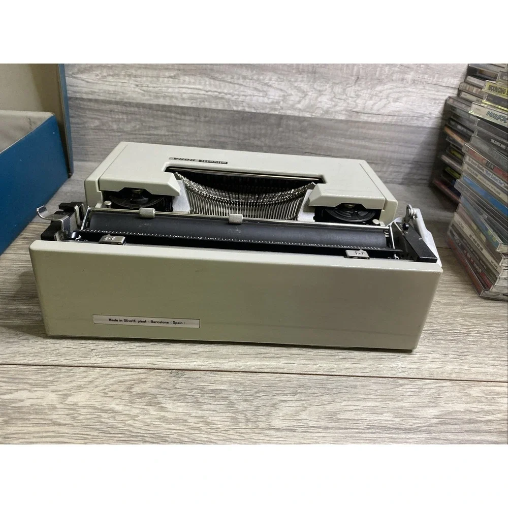 Vintage Olivetti dora typewriter- with original Case. Spain